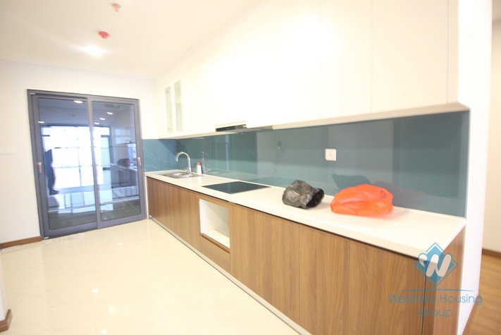 Unfurnished three bedrooms apartment for rent in Discovery building, Cau Giay district, Ha Noi